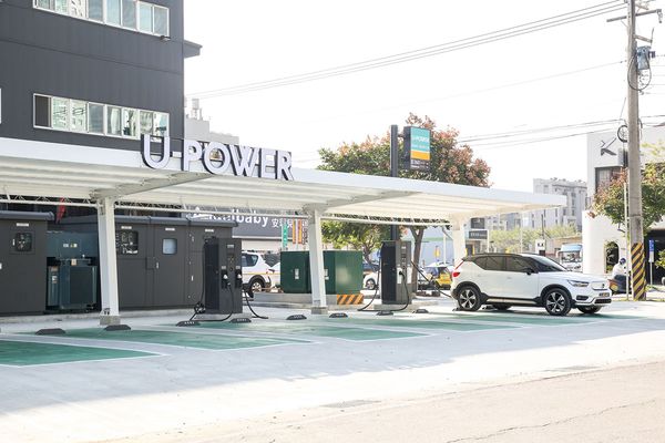 U-POWER 站點皆為大型化、專用場域、超高功率、美型雨遮及超大車格的貼心配套,已擄獲電動車車主的好評